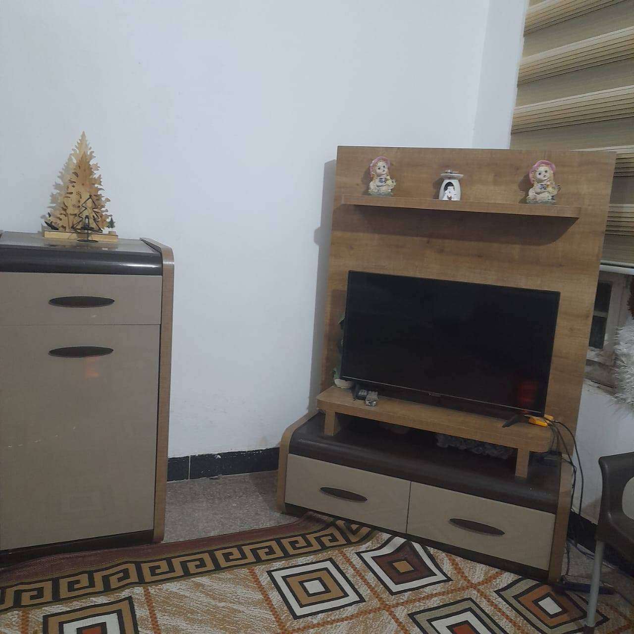 غرفة نوم للبيع من الخشب الصاج الاصلي درجة اولى استخدام سنة وحدة والغرفة نفس البصورة بضبط بسعر كلش مناسب استفسار خاص *********** او مراسلة على واتساب
