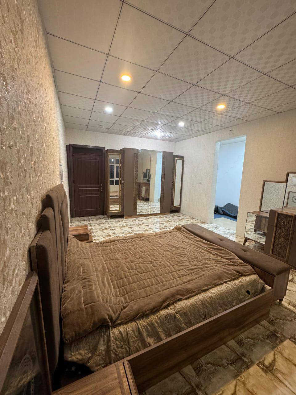 غرفه نوم كامله
سرير نفرين 

كنتور 6  ابواب 

ميز تواليت + مرايه زاويه 

كلشي موظح بالصوره 

سعرها 500 الف جديده و نضيفه كلش 

العنوان اربيل 

التواصل ***********
