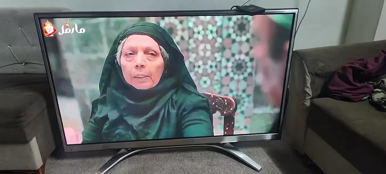 تعد شاشة LG 60PZ850 تلفزيون بلازما 60 بوصة بتقنية 3D Full HD، وتتميز بـ 600Hz Max Sub Field Driving لتجربة حركة سلسة، ونسبة تباين ديناميكي 3,000,000:1، وتقنية PenTouch للتفاعل عبر القلم. توفر دقة 

 مع دعم 2D to 3D، وتعتمد منافذ HDMI يركز على جودة الصورة الكلاسيكية للبلازما. 
LG Electronics
LG Electronics
 +3
أبرز المميزات والمواصفات الفنية:
نوع الشاشة: بلازما (Plasma) عالية الدقة بالكامل Full HD.
الحجم: 60 بوصة.
ثلاثية الأبعاد: نعم، Active Shutter 3D (تتطلب نظارات).
تقنية القلم (PenTouch): تأتي مع قلم (Pen) و Dongle للتفاعل مع الشاشة.
التردد: 600Hz Max Sub Field Driving لتقليل ضبابية الحركة.
الصوت: مخرج صوت 10 واط + 10 واط، مع تقنية Clear Voice II.
التوصيل: 3 منافذ HDMI 1.4a (2 خلفية + 1 جانبية)، 2 منافذ USB 2.0، وفتحة بطاقة SD.
التصميم: أسود/فولاذ مقاوم للصدأ، لا تعتبر شاشة ذكية (Smart) بنظام تشغيل حديث. 
LG Electronics
LG Electronics
 +2
ملاحظة: هذا الموديل صدر كشاشة PenTouch Plasma، وهو يختلف تماماً عن شاشات LED/OLED الذكية الحديثة من LG Electronics.  تعتبر فئة عالية 

السعر 450الف فئة فاخرة عالية جدا ملاحظة مكانى أربيل


**إذا كنت صاحب هذا الإعلان وتريد حذفه لأي سبب، رجاءا أرسل رسالة إلى الدعم الفني**