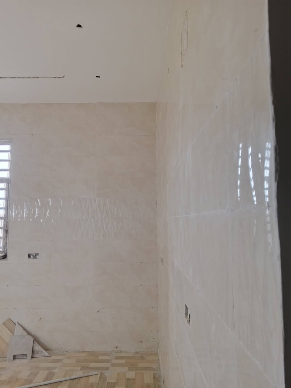 خلفه سيراميك متفرغ حالين شغل تتريس عل متر او بل يوميه وكباله ***********
