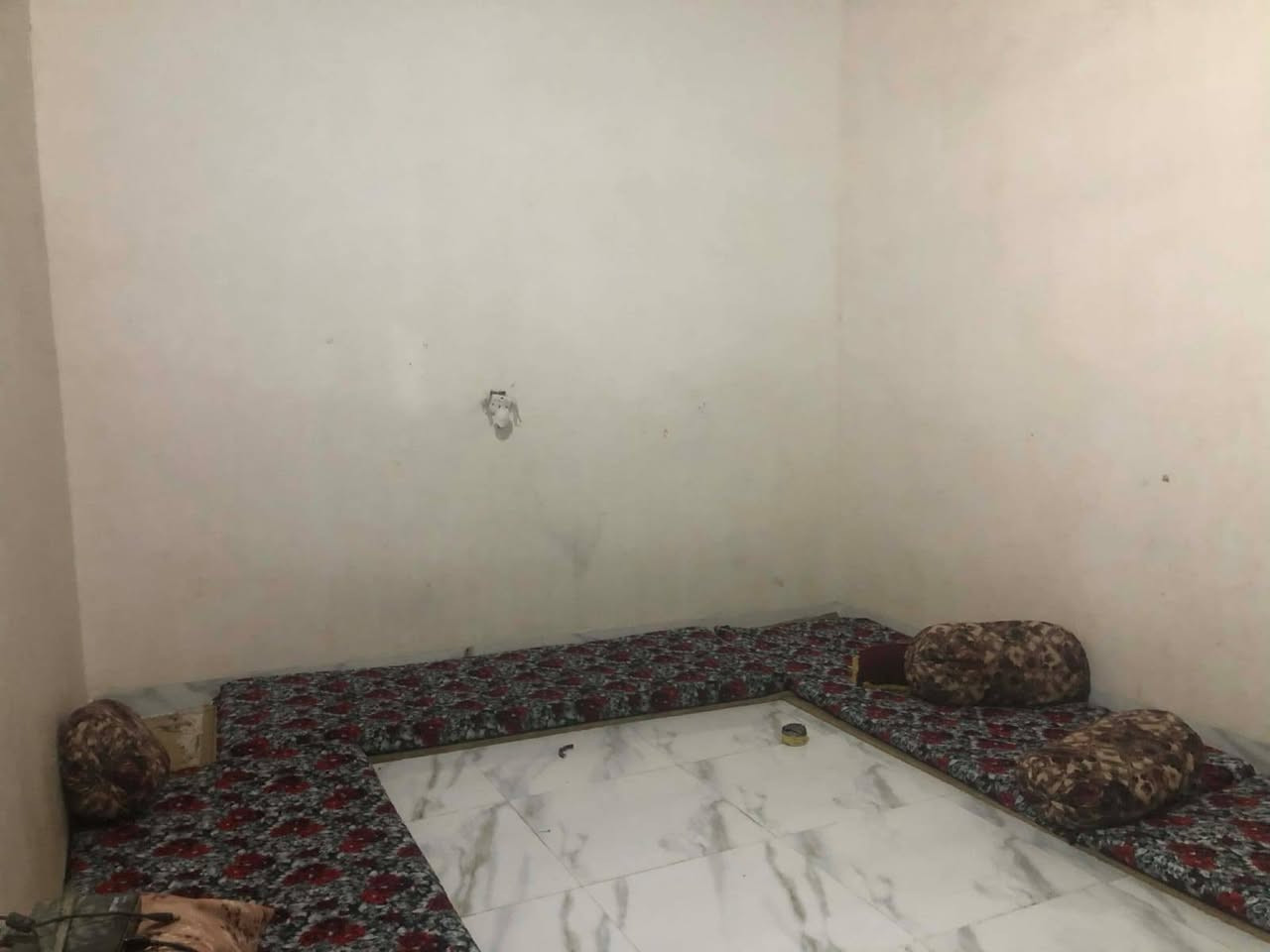 السلام عليكم
مشتمل للبيع ١٠٠ مربع غرفتين نوم ومطبخ وربعة 
ركن على شارعين سيراميك جاهز ***********
حي السلام
