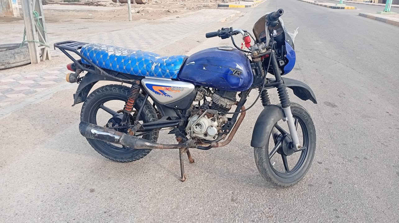 سلام عليكم بوكسر للبيع 2018 اوراق بسمي دراجه خير من الله نضيفه كهرباء كله شغال مكاني  ميسان ناحيه سلام سعر 700 وبيه مجال قليل  + أو اراوس نامه اوراق حسب نضافه    رقمي ***********
