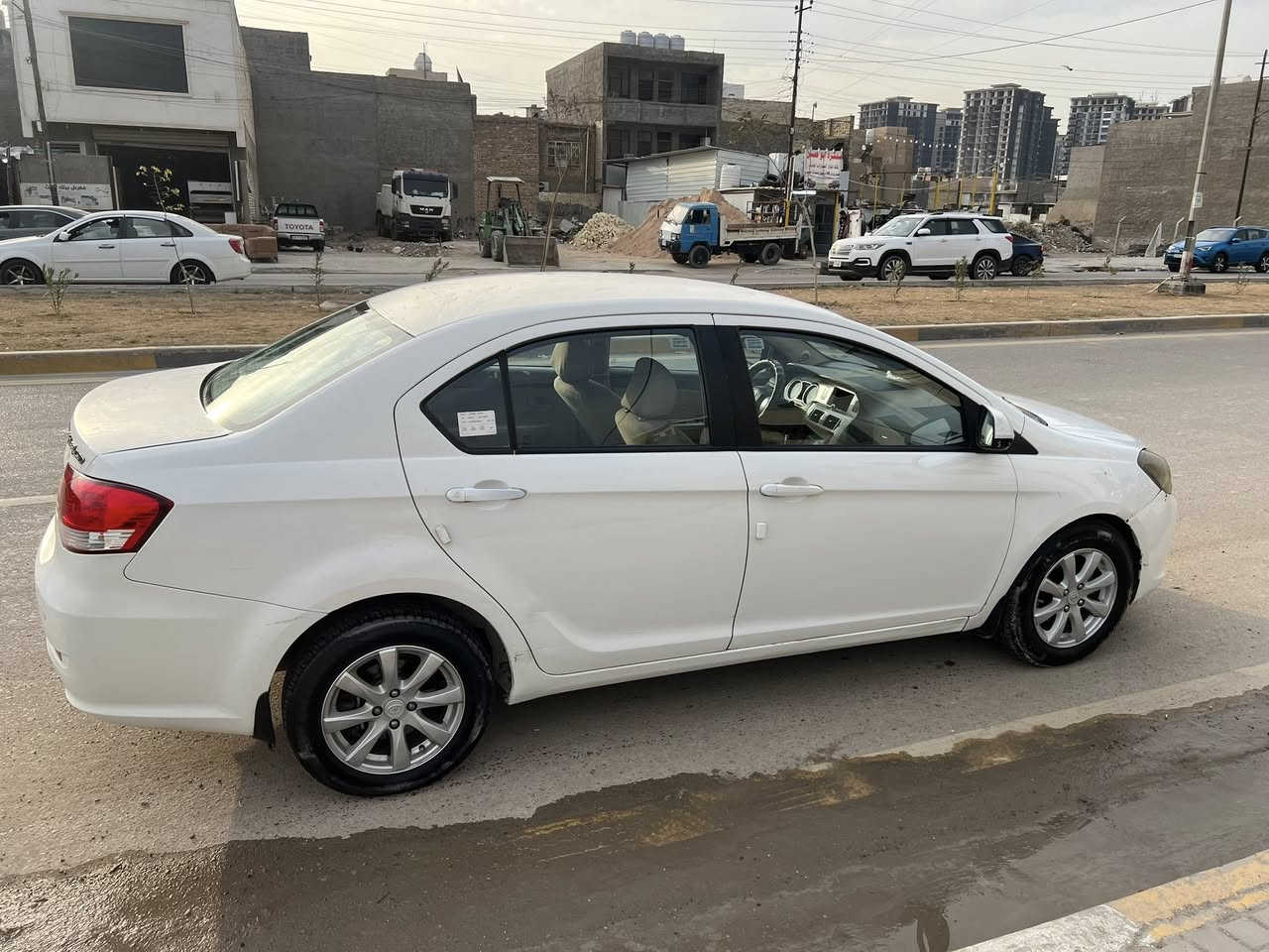 السلام عليكم 
فولكس موديل 2011
رقم بغداد سنويه بأسمي 
السياره مابيها اي نقص تبريد شغال كلش بارد ماشالله لان شديتلها راديتر دبل سره يعني انسى الحماوه 
كير ومحرك مكفولات لا مفتوح ولا تبخير بعدها ع وضع الشركه لان السياره استخدام بيت وشخصي فقط اروح بيها للشغل وارجع 
كشرها بحاله جيده جداً 
كهربائيات كلها شغاله 
صدر قبل 4 اشهر بدلته بعده جديد 
باتري جديد 
الاطارات الامامي جدد والخلفيه نص عمر 
وبيها طخه خفيفه بالباب تقريباً شبر معدله عالبارد 
غير هذا السياره كلشي مابيها كفاله عامه 
سعرها 51 وبيها مجال 
مكاني بغداد 
*********** اي استفسار
