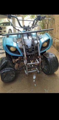 دراجه رباعيه بانزين للبيع شغاله بس منستخدمه هواي وما جبناله تايرات يحت...