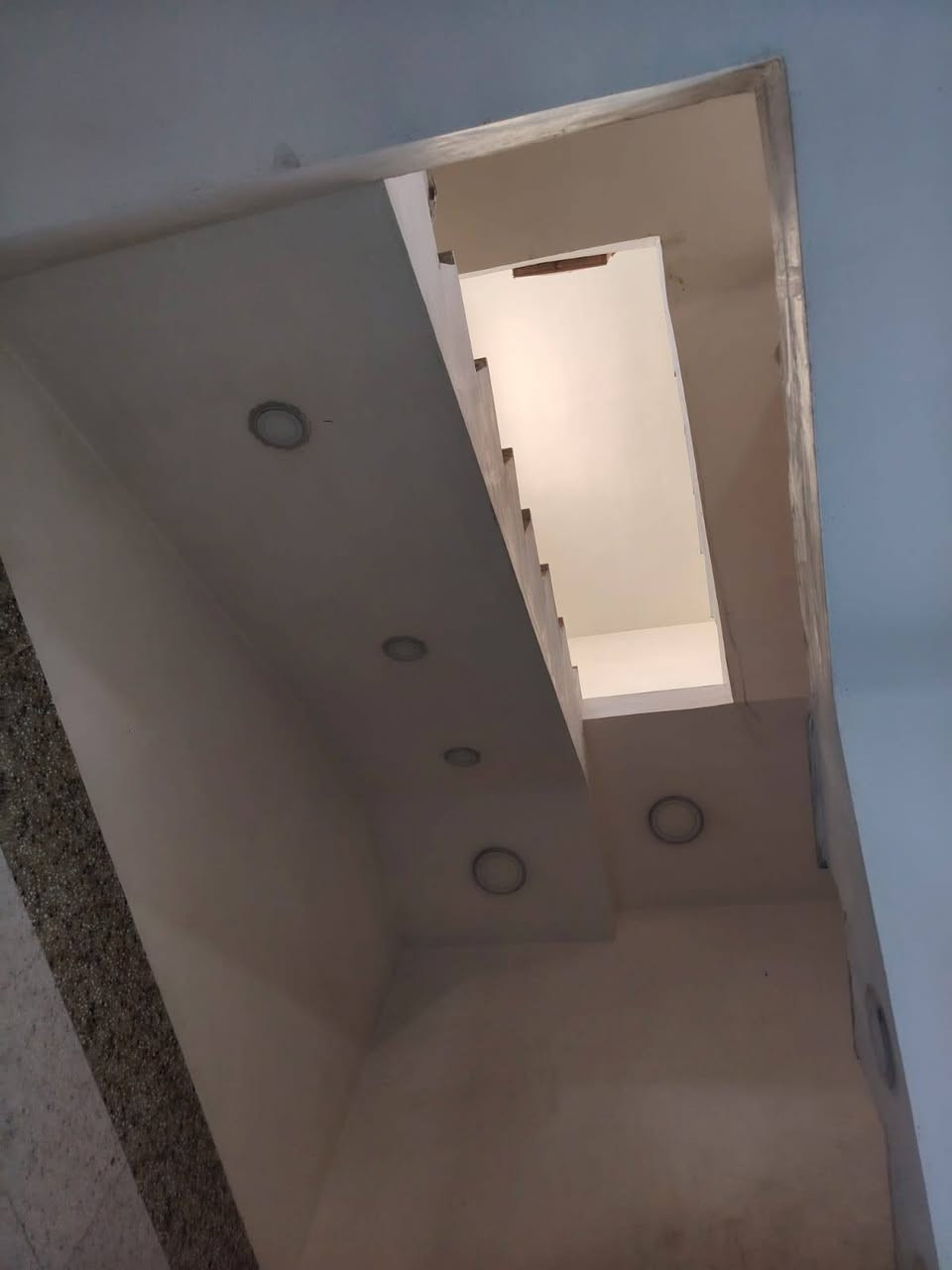 بيت للبيع٢٠٠م زراعي بيت غلام خلف السده طابقين
طابق١ طرمه
حمام +تواليت خارجي
 استقبال 7*5
مطبخ 5*4
صاله 8*4
حمام معزول +تواليت معزوله
مناور ٢يمين البيت ويساره
غرفتين 5*4
طابق الثاني غرفتين
الغرفه الأولى 7*5
الغرفه الثانيه 5*4
حمام جبير 
صاله8*4
وصطح خلفي 10*5  ينبني بي غرفتين
وفوك بيتونه جبيره وصطح
السعر 240 وبي مجال 
***********
***********@
