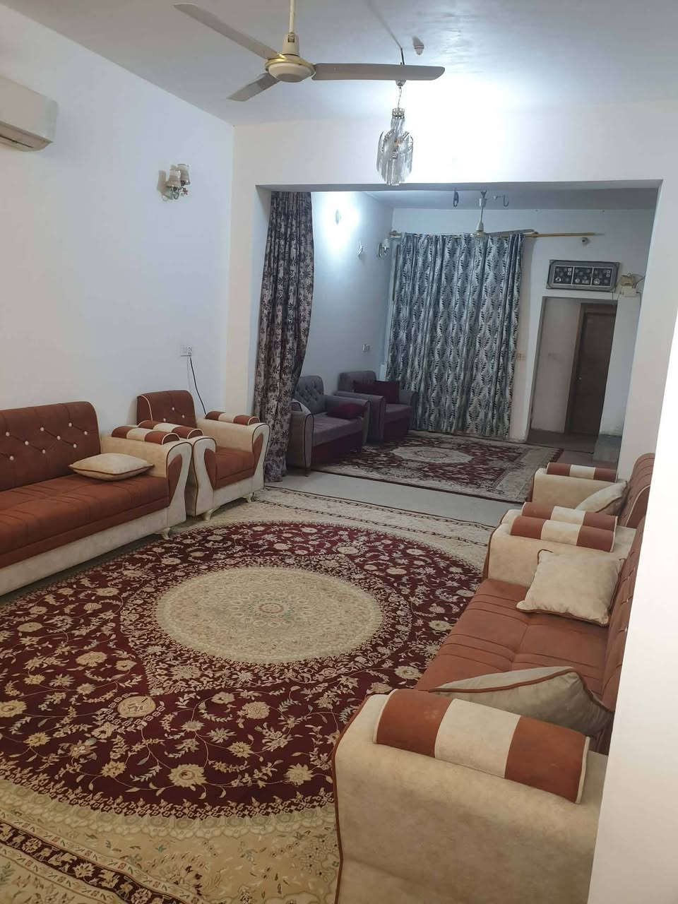 بيت بحي الفارس 200م ثاني بيت عن الركن مقابل حديقة بداية حي الفارس   موقع جيد جدا طابق واحد والطابق الثاني غرفتين الاماميات مهيكلات فقط والطابق الارضي غرفتين وصالةو استقبال اكبار مطبخ جبير حار بارد سعرة 255 مليون وقابل لتفاوض
لتواصل خاص او أتصل 
*********** 📲☎️
