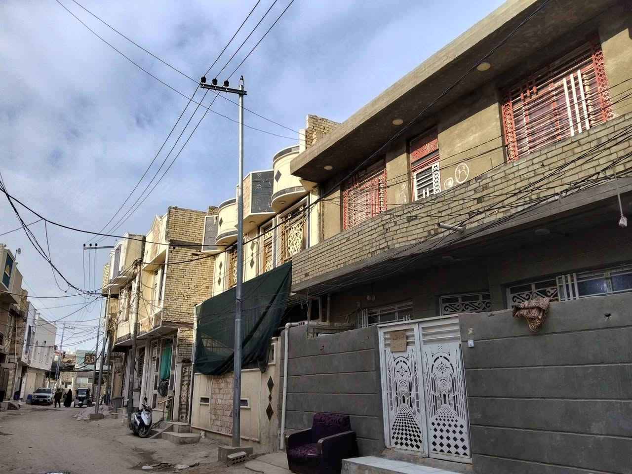 السلام عليكم ورحمة الله وبركاته دار للبيع المساحة 100متر الابعاد 9*11.10يحتوي الطابق  غرفة نوم 4*4وصالة 4*4واستقبال 5*4ومطبخ 3.30*5/الطابق الثاني غرفتين نوم قياس4.30*4وصالة 4.30*6وحمام وصحيات.العنوان كربلاء المقدسة الفرع الرابع حي العباس تبليط ومجاري ومدارس قريبة وكهرباء وطني ومولد خط ذهبي 
يبعد عن الامام مسافة اقل من كيلوين مقابل تيل 18 
للاتصال ***********
