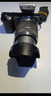 كامره 5_SONY. NEX مع البطاريه والشاحنه  والذاكره sd  والعدسه الخاصه به...