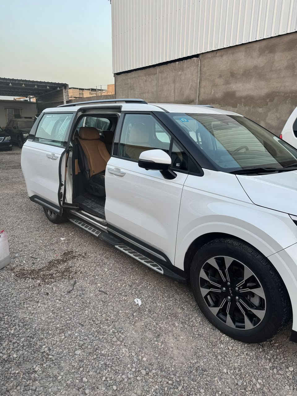 السلام عليكم 
كيا كرنفال وارد خليجي موديل ٢٠٢٣ ماشية ٢٩ الف مكفولة من الصبغ بيها بارد قليل موضح بالسونار رقم بغداد سيارة Vip  
 فول مواصفات نظيفه جدا كل الانظمه بيها ٧ راكب كشنات الخلفي اماني تدفئة تبريد مواصفات بيها هواي 
مكان السيارة كربلاء قرب المستشفى التركي 
السعر ٣ وبيها مجال بسيط الاتصال على صاحب السياره *********** 
او 
بيهن واتس اب ***********
