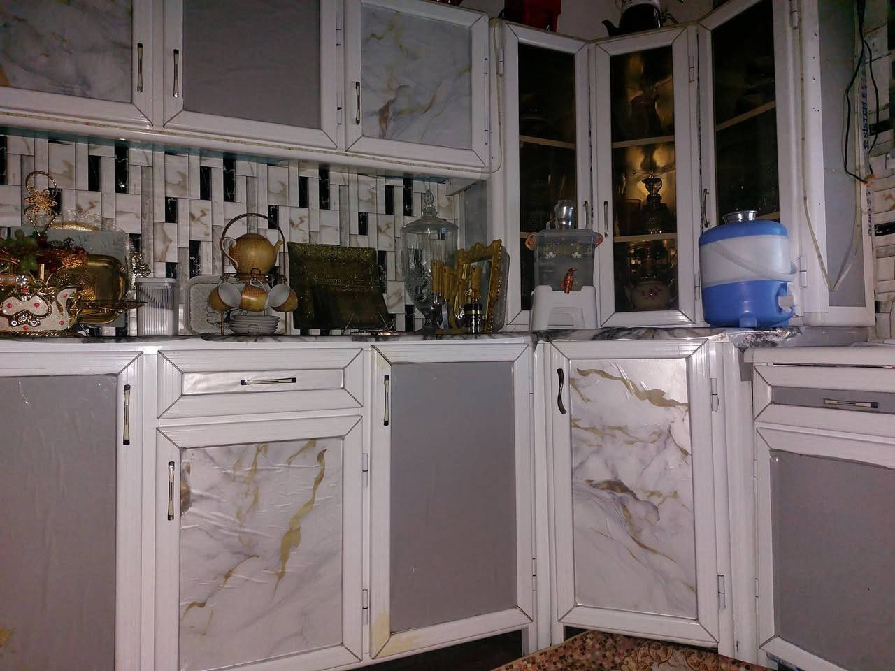 كاونتر المنيوم 4 متر ثلاث قطع كاوننتر جديد ونضيف تجي تشوف بعينك وتقتنع السعر 650 وبي مجال 
رقم المبايل ***********
