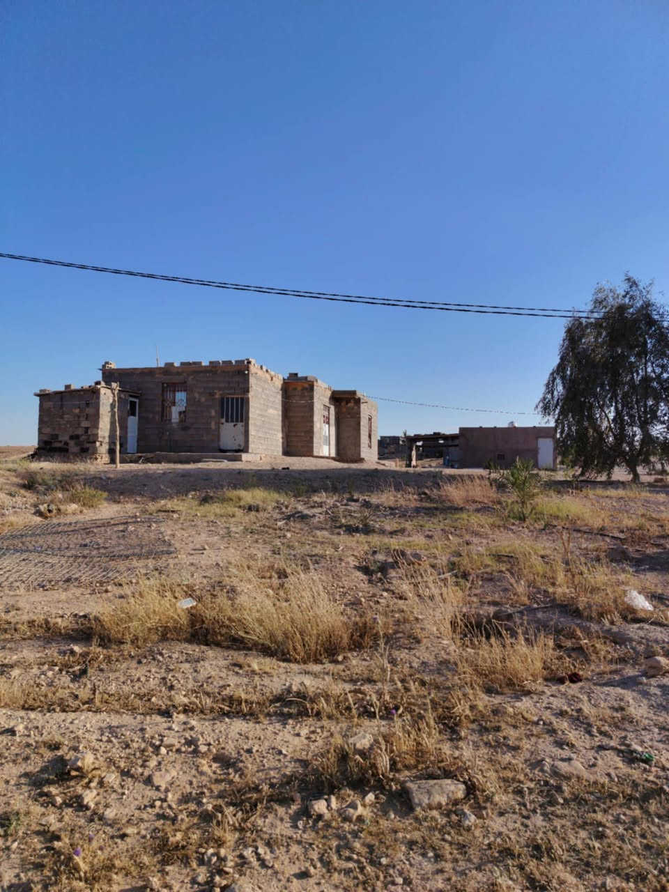 مشتمل  غرفتين ومطبخ وصحيات+ ديوان بعد بلا سقف ..للبيع في حي النور قرب معمل الحجر..مساحه الأرض   3000 متر 
للستفسار ع هذا الرقم....***********

