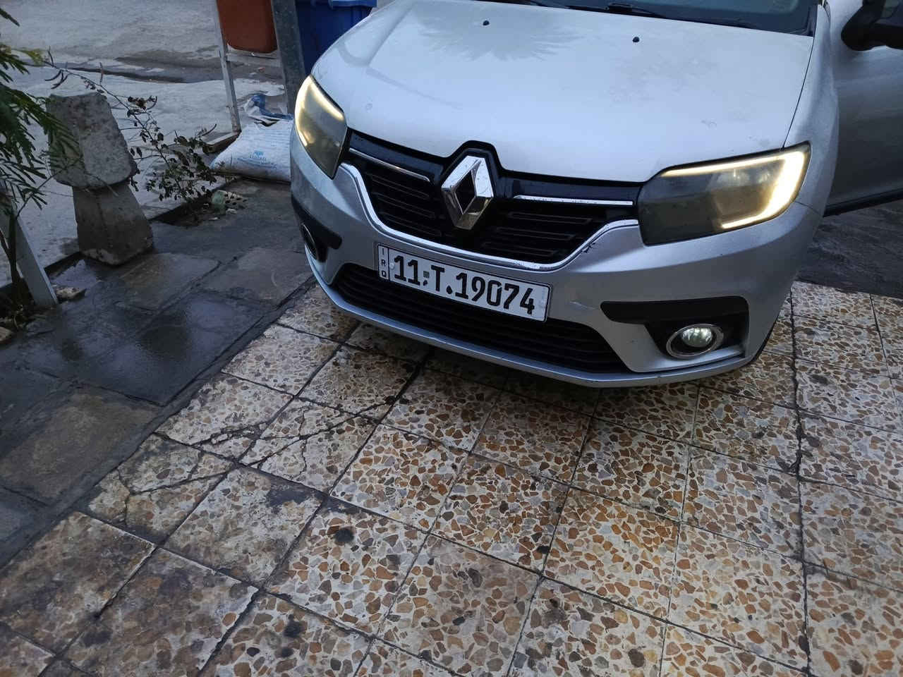 السلام عليكم رينو سمبل 2018 سيارة جديدة على ايد وحدة من الشركه سيارة بيهة فقط جاملغ امامي بدون اي داخل شخط بسيط ونصبغ  سيارة حرة تحويل ثاني يوم جاهزة من كل النواحي فقط اكو خلل  اتصل وافهمك بي
*********** مكاني الدولعي. عارضها ب 68
