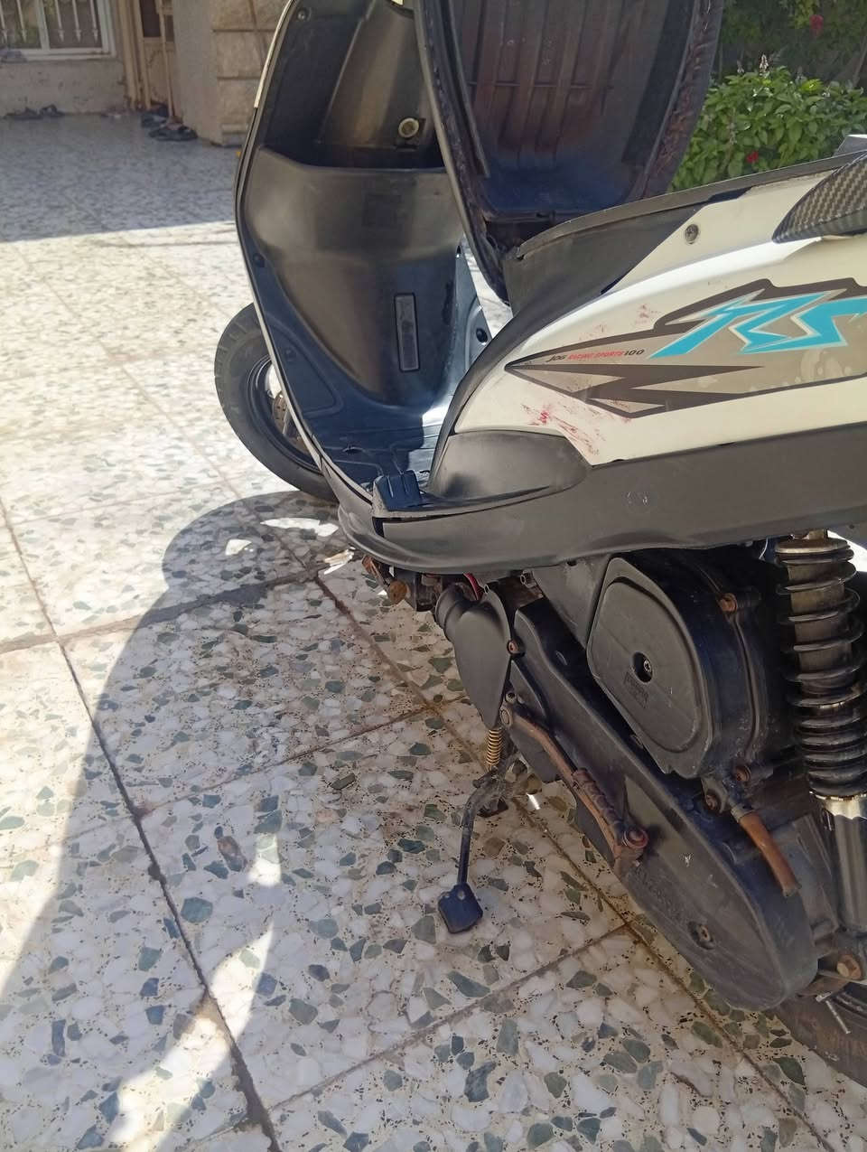 السلام عليكم دراجه ماكس عدله البيع 
دراجه خيرر من الله 
كابريتر بلادي 
سلف بلادي 
مكينه مكفوله من الفتح 
اي صوت ماكو نعومه المكينه تخبل
ومثل ما شوف نضافتهة بل صور
السعر ٦٠٠ وبيهة مجال بسيط 
مكاني بغداد بلديات 
الرقم ***********
