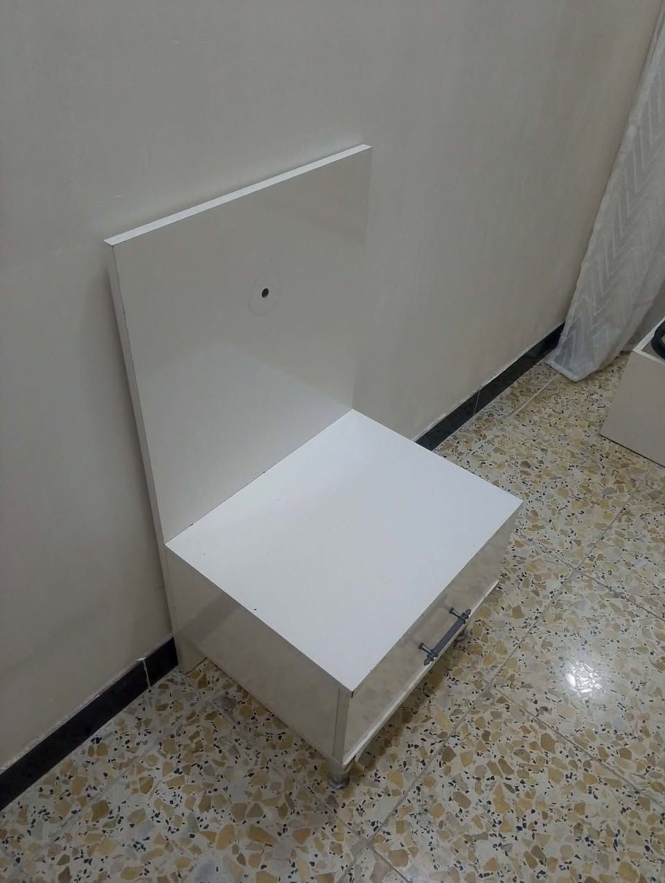 سلام عليكم  غرفه اخشاب  5 قطع 300 بيه مجال  ميز بلازمه 70 بي مجال  كنتور  صغير 90 الف بي مجال  مكاني الدوره ***********
