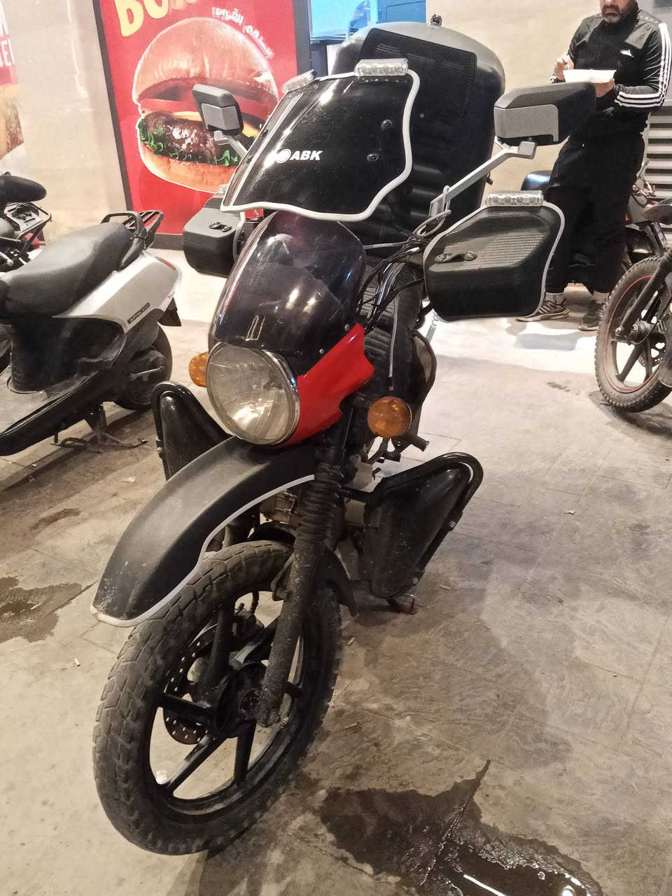 دراجه بوكسر2022 ماشيه 24 حقيقي امانت الله جانت مضمومه  لبيع اوراق اصولي 7 ورقات 
باسم شركه غبور القلم دراجه جاهزه مجهزه. 
سعر 1600 قفل دراجه كلش نضيفه برغي ما مفتوح بيهة *********** هاتف
