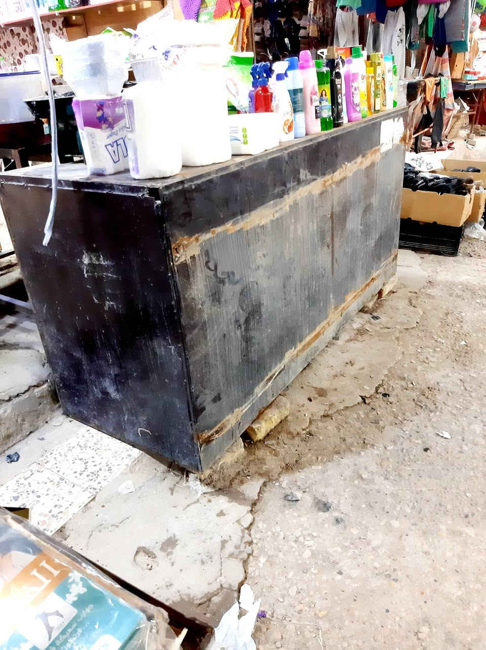 ميز حديد تركام نضيف 
الارتفاع متر
النزال70سم
العرض مترين للبيع السعر ب100 العنوان الماجديه الشراي اتصل ***********
