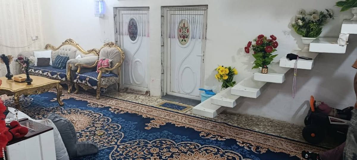 السلام عليكم بيت للبيع زراعي سند 25 مساحة 200م 
مطبخ 4×5
صالة 4× 10 
غرفة 4×5
استقبال 4× 5
مجمع صحيات
طارمة
العنوان الديوانية حي الجامعة شارع مجمع حجي هندي 
السعر 100 وبي مجال لشراي 
رقمي *********** واتساب
