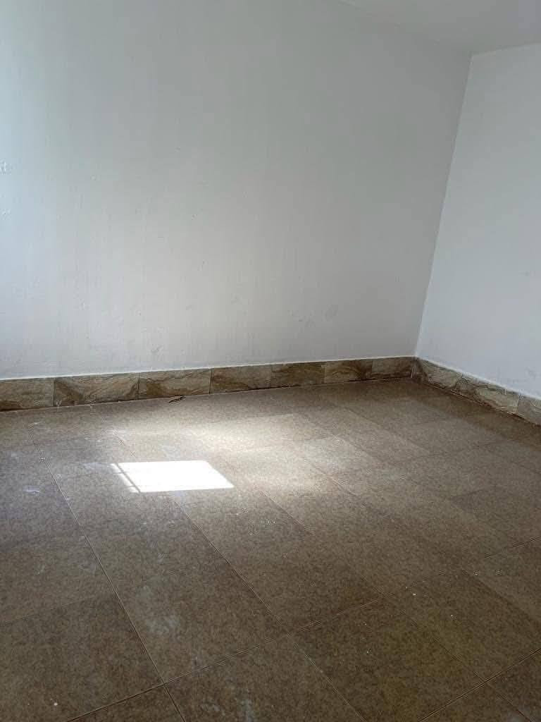 بيت للايجار في منطقه ٧ كيلو خلف المعارض قريب على الشارع العام يتكون من استقبال وصاله وغرفتين ومطبخ حار وبارد وحمام داخلي وخارجي ومكان حديقه الايجار300 للاستفسار ***********
