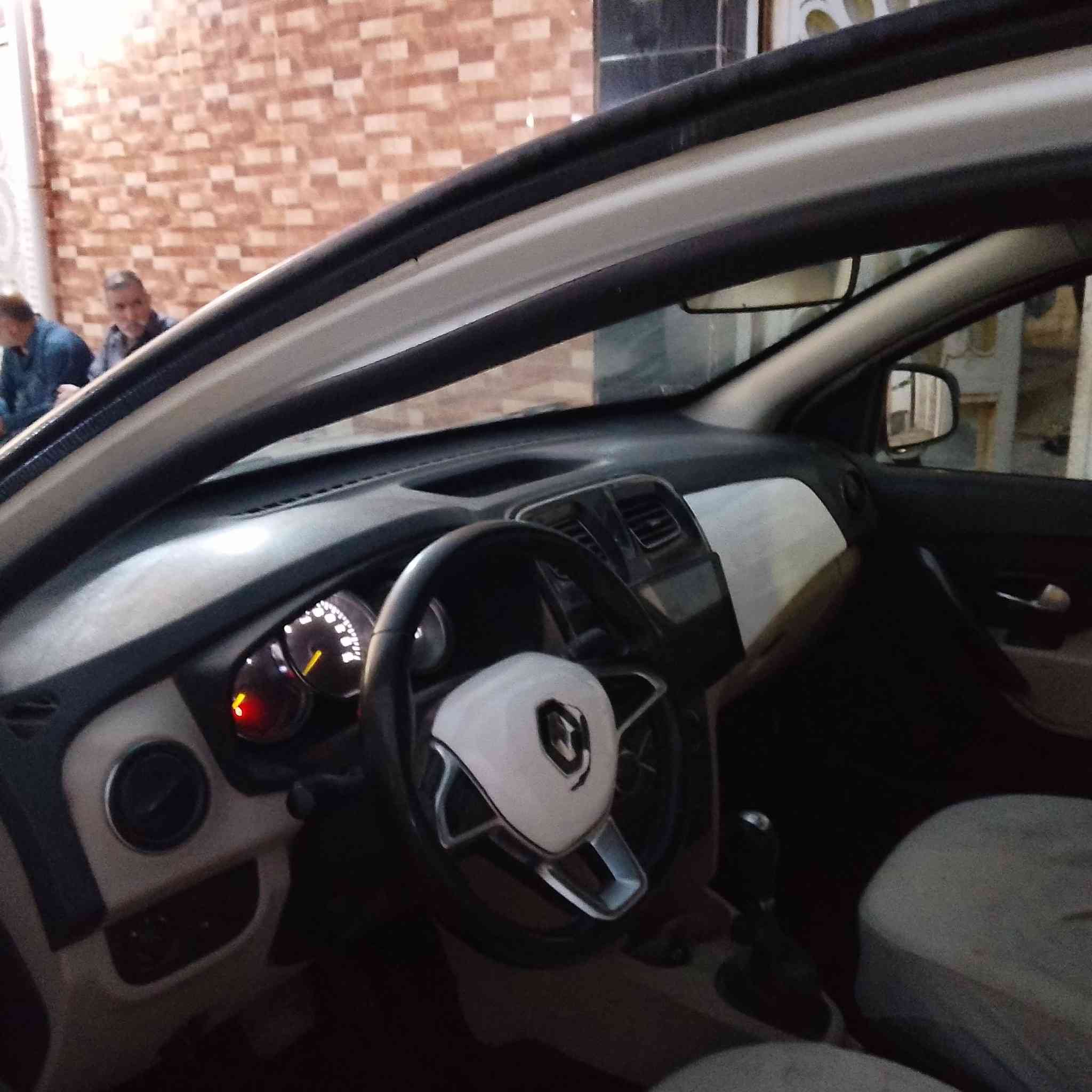 سياره رينوا سمبل موديل 2021 للبيع رقم نجف ألماني السيارة مبدله قطعتين وبيه ضربة شاصي أمامي صوب العبري والمكينه بيه بخار الاستفسار على هذا الرقم *********** السعر 63 ورقه وبيه مجال
