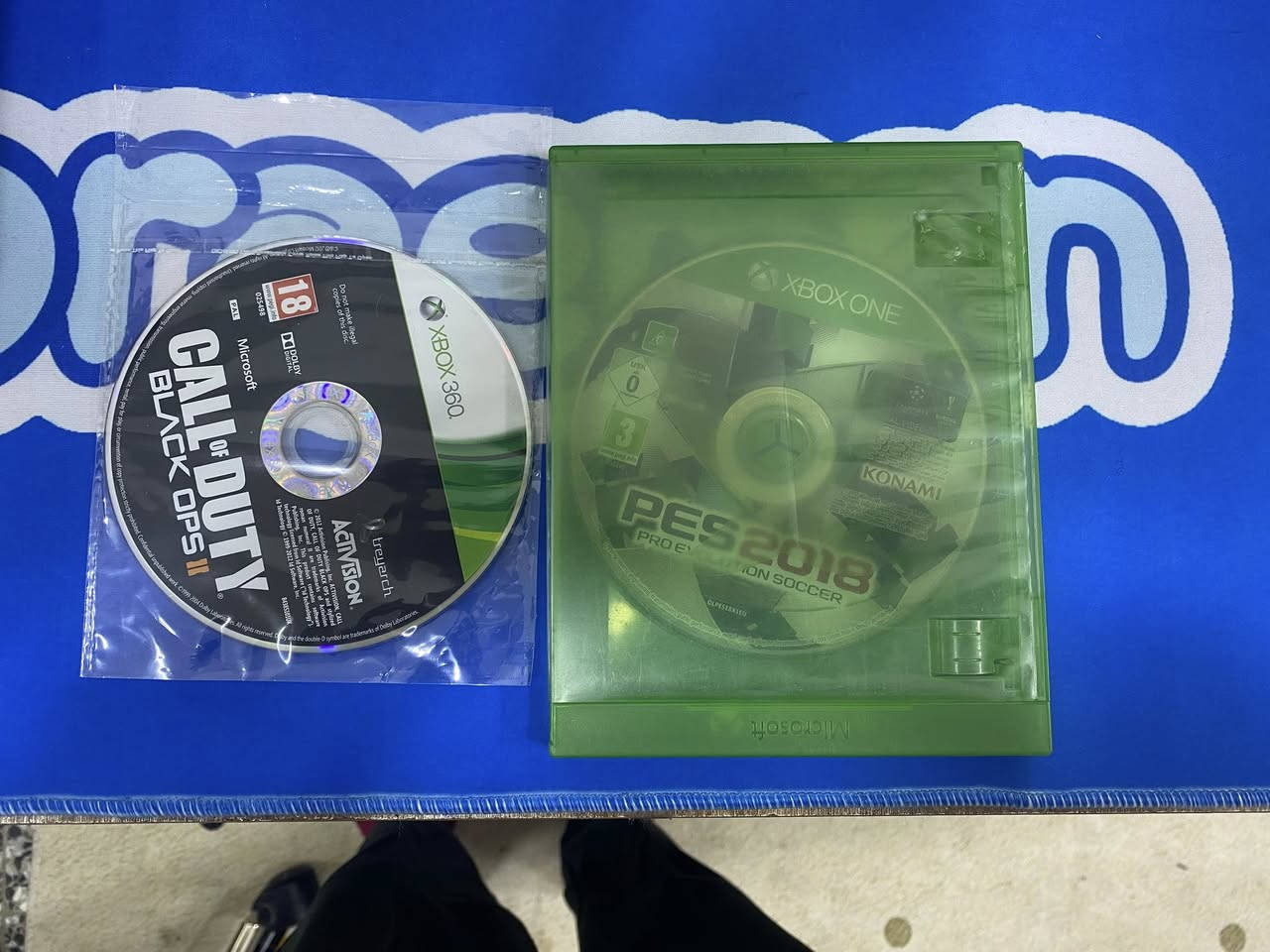 سلام عليكم اكس بوكس وان فات واحد تيرا عيني ألف كيكه تلجهاز جديد لك ستيكر مال شركه + جوستك اصلي +جوستك كيم سير ملاحضه الجوستك الكيم سير كامل ملحقات + حساب مملوك بي 3 العاب 1كود بلاك وبس وان + ردد 2 + ردد1 + قرص بيس 18 + قرص بلاك وبس تو2 +  ستان جوستك + يوبي اس 850 كل هاذ الملحقات بسعر خيالي 300 وبي مجال  بس ال بيس غالي وبي 3 العاب مملوكه  رقم التواصل *********** واتساب وبي مجال لطيبين
