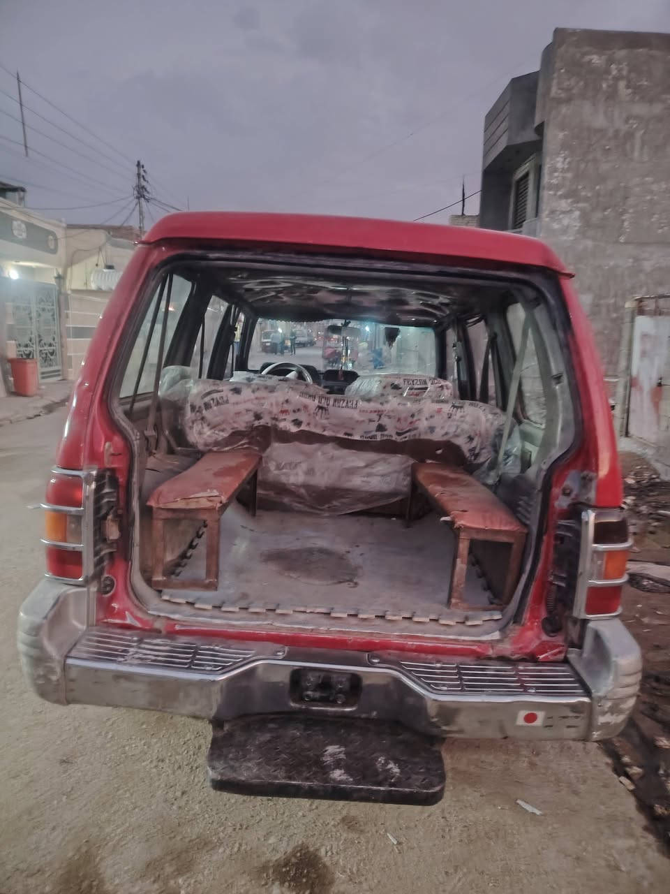 السلام عليكم سياره باجيرو مديل 1992 للبيع كير و مكينه  ففتي بيه خيط تبخير قليل صدر خير من الله  رقم بغداد انكليزي شرط تحويل السعر 33 و بيه مجال قليل للستفسار ***********
