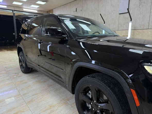 السلام عليكم للبيع  جيب كراند شيروكي مديل 24
سبعة راكب 
مكينه 3600
جنطه كهرباء 
لدات امامي خلي 
رادارت امامي خلفي 
رادارت جانبيه
شحن واير ليس
مواصفاتها معروفه
تشغيل ؏َـن بعد إذا تشتغل سياره معناها سياره ما بيها نقص 
ماشيه ٥٦ الف حاليا 
السياره كفاله عامه بدون صبغ بدون بارد بدون تبديل ليبل واحد عدى تكحيلات بسيطة شرط السونار برغي مابيها نقص كلوب ما معلوك بيها تدخل سونار  بدون رقم صور الحادث موجود ع الخاص  
العنوان بغداد الدورة ***********
السعر ٣١٠ وبيها مجال ورقة وبيها مجال بغداد
