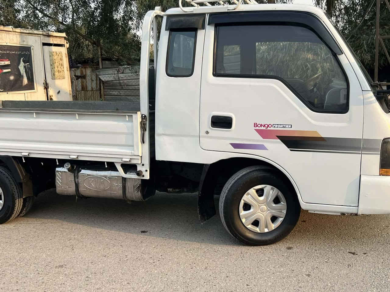 ام عيون محرك وكير وكسن وشاصي كفاله الشاصي مكفول من قواطي ولحيم وفطر رقم شاصي واضح صدر جديد رقم بغداد موديل 2003  بسمي عنوان بغداد حي الامين بيها رشات صبغ بل بدي السعر 78 وبيها مجال بصيط قمارة ثابت تخم تاير ***********
