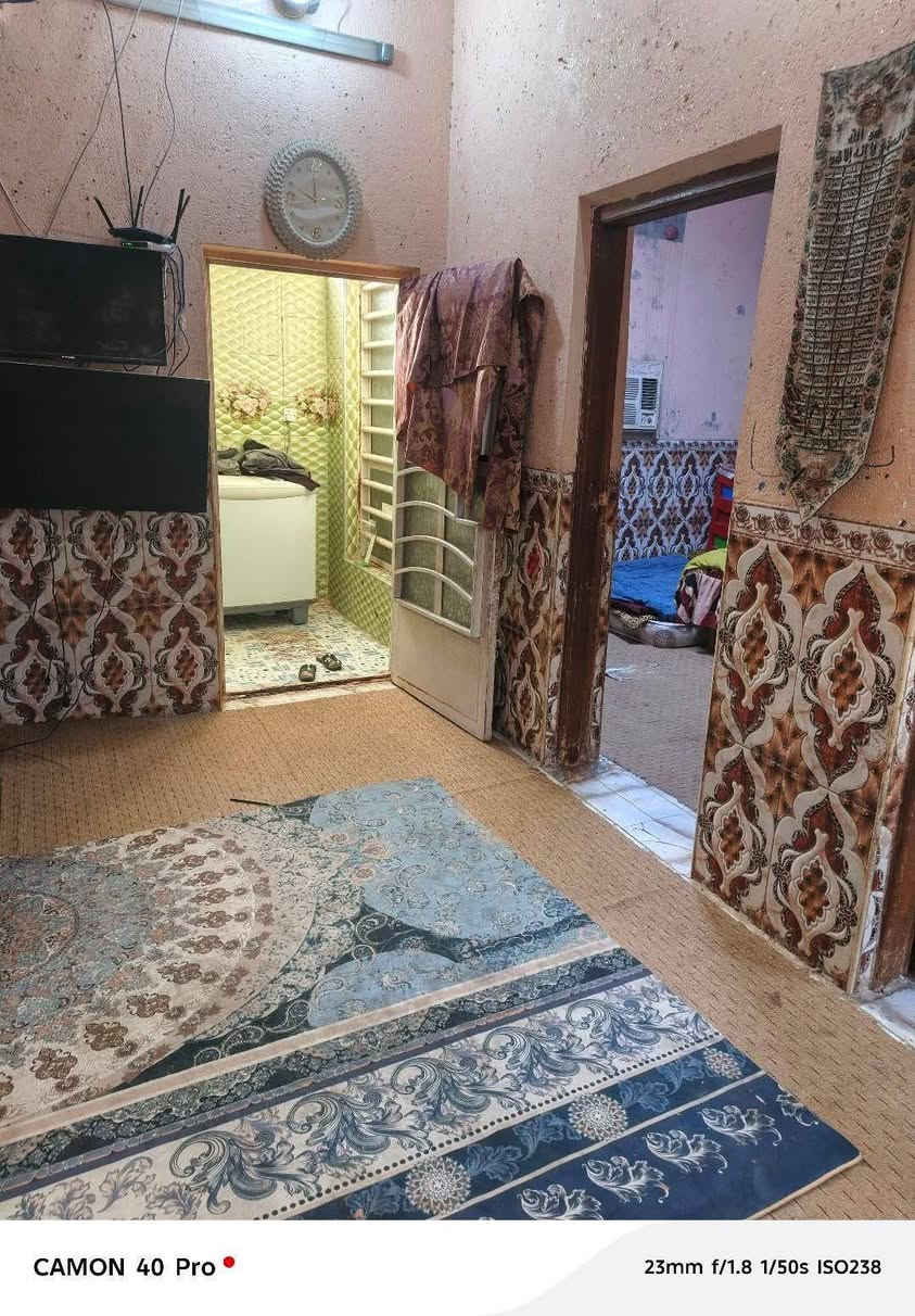 بيت للبيع مساحته 133 متر زراعي سند 25 الموقع الحمزه الغربي شارع علي قماره قرب سيد عباس
يحتوي على غرفة ومطبخ وصالة واستقبال وصحيات داخليه وخارجيه
 بناء طابوك والسقف عكاده
السعر 50 مليون وبي مجال
الاستفسار الاتصال على الرقم ***********
