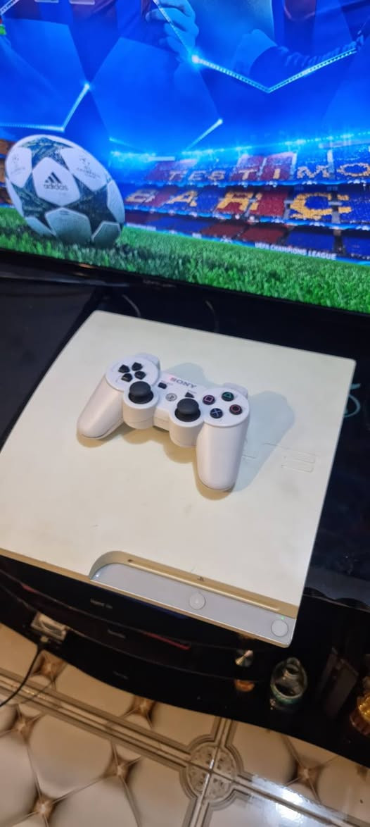 السلام عليكم
بلي ps3 slim لون ابيض 

نضيف جدا العدسه القرص شغال يشغل افلام 

مهكر وكامل ملحقات بدون نقص ويحتوي تقريبا 7 العاب

عنوان بغداد الشعب للاتصال او واتساب ***********

يوجد توصيل أيضا
