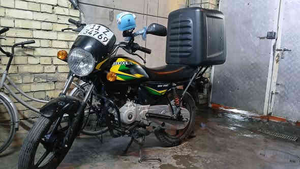 السلام عليكم دراجة بوكسر موديل 23 ماشية 14 الف دراجة اخت الزيرو مكفولة كفالة عامة رقم وسنوية تحويل ثاني يوم 
السعر 3000000 ملايين وبيها مجال للتواصل ***********
المكان بغداد الكمالية
