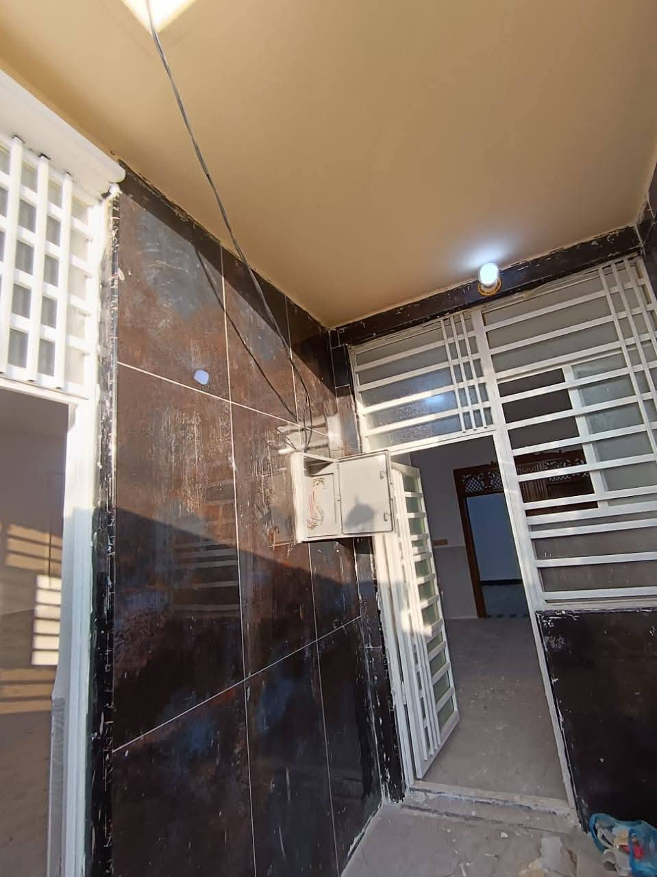 مكتب اليرموك
عنوان البيت مقابل ملحق قرية الغدير***********☎️
تفاصيل البيت 👇👇المساحه 130متر 
#ال. العنوان نجف 
سعره 50وبيه مجال 
#غرف نوم عدد 2
#وصاله عدد 
#حمامات عدد 2 
 
#ملاحضة البيت بناء 2025
سند 25
#شارع عرض 10متر
ماء+كهرباء+كيبل ضوئي مقابيل +مولده+مدارس حكوميه واهليه ومول تسوق منزلي 

جميع الخدمات متوفره
للاتصال ***********واتساب
