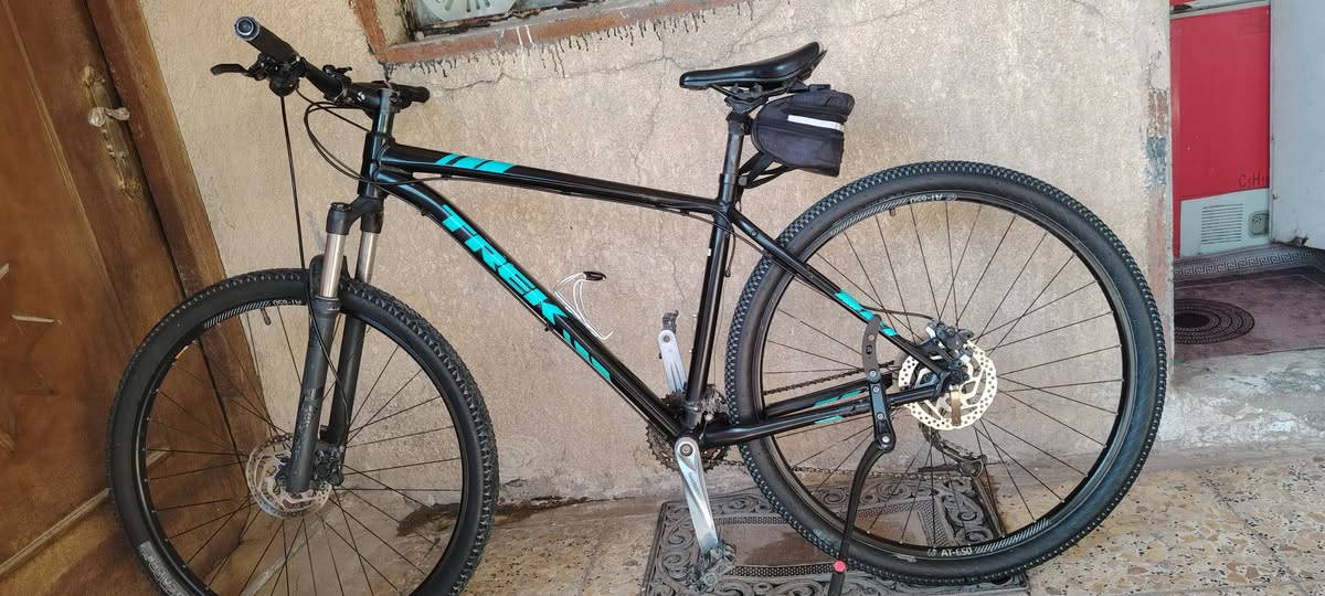 السلام عليكم بايسكل للبيع  ماركة Trek xcaliber7 موديل 2018  الحجم 29 الفريم M  السستم اسيرا حديث 9 في 3  بريكات دهن  دبل روك شوك  وكلها مختمة بونتريكر. السعر  375  وبيها مجال قليل  مكاني الشعب
الرقم  ***********
