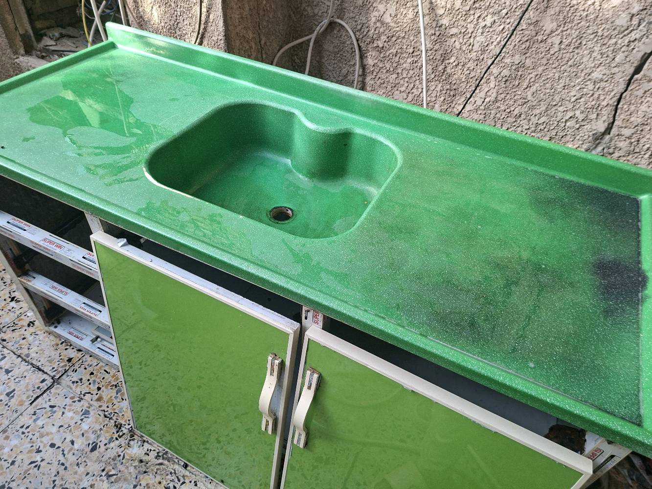كاونتر مستعمل للبيع 
متضرر الضرر في الجرارات تعبانات 
والبيبان واكعات وهناك واحده مكسورة 
السعره 250 نهايته الي