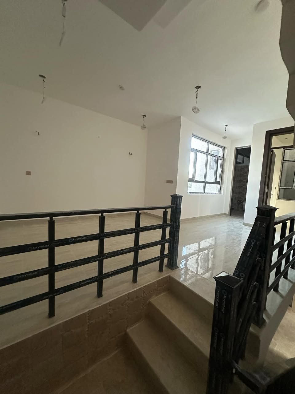 يعلن المشرق للتطوير العقاري 
عن تنفيذ دار مساحه 120م 🏠
متكون من ثلاث طوابق 
غرف عدد 4 
طابق الارضي مطبخ +استقبال +غرفه نوم +خدمات+منور عدد 2
طابق الثاني. غرف عدد 2+ حمام. +حولي كبير 

طابق الثالث. غرفه نوم كبيره. +سطح عدد 2

البناء المنزل. كامل جميع المواصفات.الديكور. عمل الارضيه مرمر +بروسلين درجه اولى 👷🔨
 
الاستفسار على الارقام التاليه 

‭***********‬
‭***********
موقعنا الاعضميه. سبع ابكار مجاور مطعم هم هم📍
 المشرق. للتطوير العقاري
