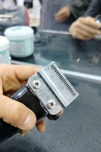 عندي موس ول ماجك كامله بعده جديدة تشبه هاي مكينه مستخدمه مرة وحده وياه...