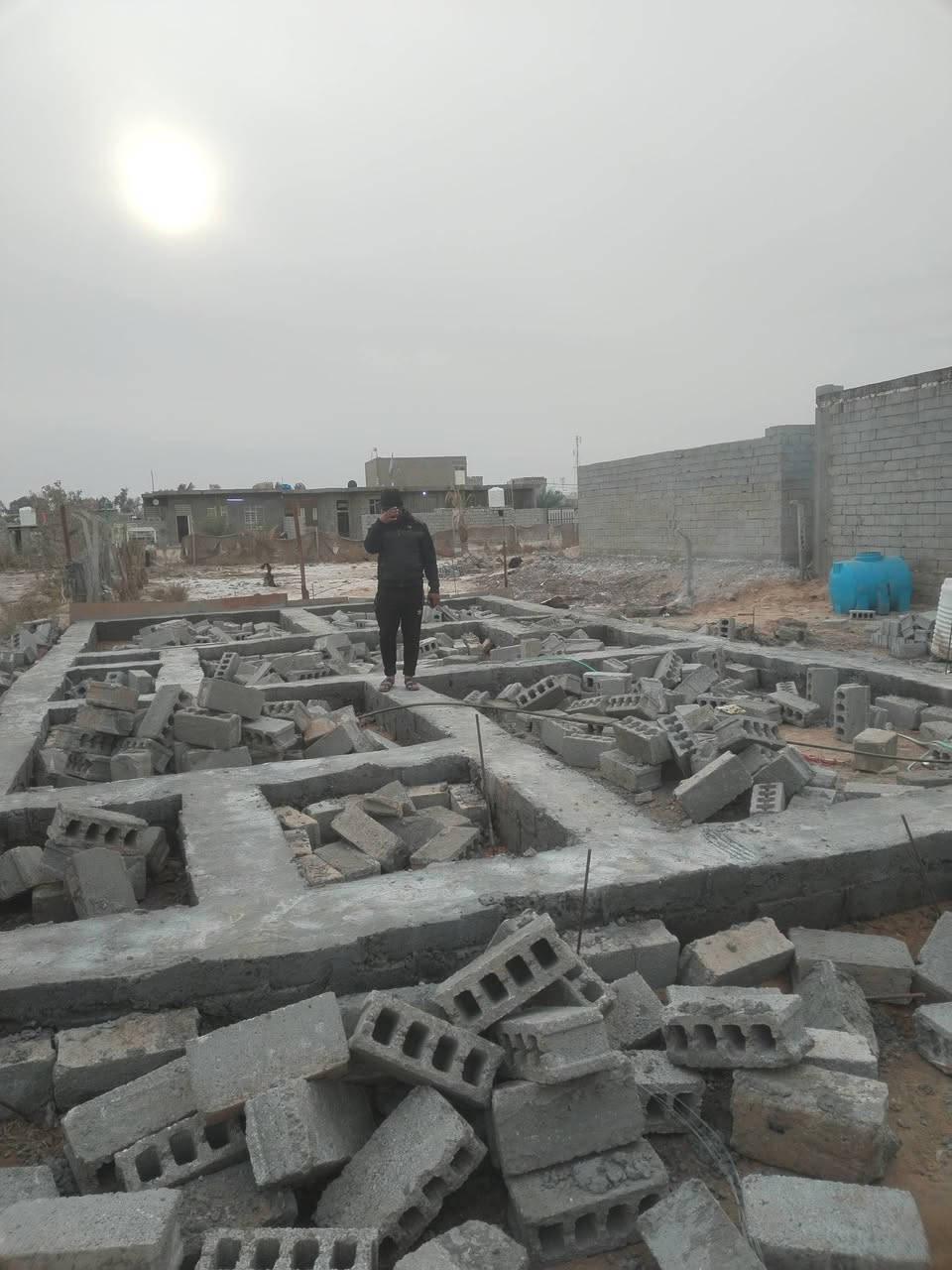 السلام عليكم قطعه له البيع سعر مناسب كلش مساحة ١١٠ زراعي قرفتين وصاله ومناور ٢ واستقبال ومطبخ مدفونه ومحدوله ومدكوكه رباط مع ٧٥٠ بلوكه رقم الهاتف ***********
