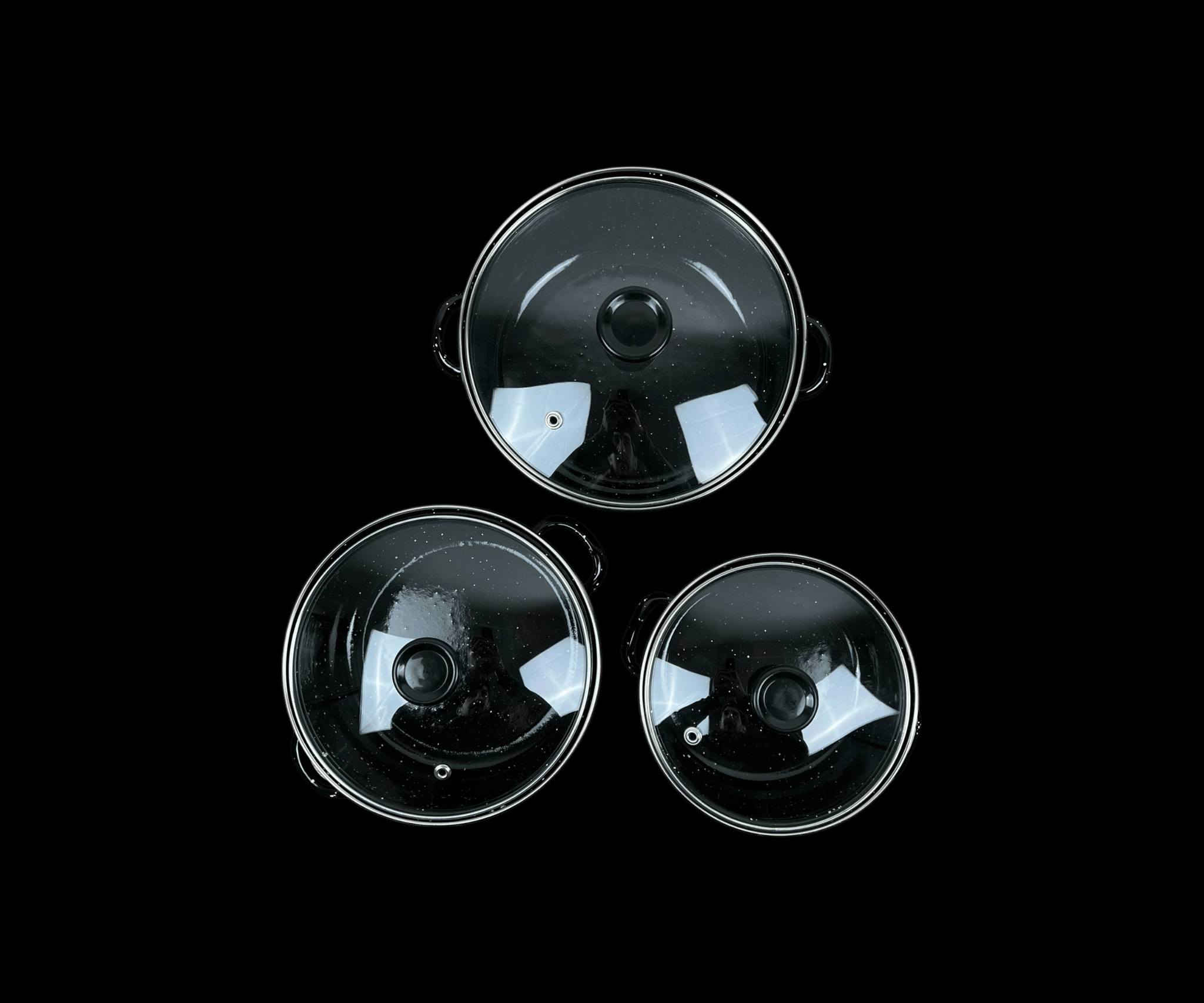 سيت قدور طبخ إيناميل ثلاثي مع أغطية زجاج
الاستخدامات

طهي الشوربات، المرق، الرز، والمعكرونة.

تحضير اليخنات والأطعمة اليومية بكميات مختلفة.

مناسب للاستخدام اليومي في المطبخ المنزلي.

مثالي للعائلات الصغيرة والمتوسطة.

المميزات

سيت مكوّن من 3 قدور بأحجام مختلفة لتغطية جميع احتياجات الطبخ.

مصنوع من معدن مطلي بطبقة إيناميل مقاومة للحرارة وسهلة التنظيف.

أغطية زجاجية شفافة مع فتحة بخار لمتابعة الطهي دون رفع الغطاء.

توزيع متوازن للحرارة يساعد على طهي متجانس.

مقابض جانبية متينة لسهولة الحمل والاستخدام.

تصميم منقّط أنيق باللون الأسود يناسب جميع المطابخ.

المقاسات:

- الكبير: قطر 20 سم – ارتفاع 9 سم
- الوسط: قطر 18 سم – ارتفاع 8.5 سم
- الصغير: قطر 16 سم – ارتفاع 8 سم

قياس الكارتون: 20 × 20 × 17 سم

محتويات الصندوق

قدر كبير قطر 20 سم + غطاء زجاجي.

قدر وسط قطر 18 سم + غطاء زجاجي.

قدر صغير قطر 16 سم + غطاء زجاجي.

الملاحظات

مناسب لمعظم أنواع المواقد المنزلية.

يُفضّل استخدام أدوات خشبية أو سيليكون للحفاظ على طبقة الإيناميل.

لا يُنصح بتعريض القدر لصدمة حرارية مباشرة (من حرارة عالية إلى ماء بارد).

يُغسل قبل الاستخدام الأول.

سعر 19 الف دينار

توصيل بغداد 3 محافظات 5

للتواصل والطلب فقط عبر تلي 📲 @aseadhasan
❌ لا أتابع أي منصة أخرى


**إذا كنت صاحب هذا الإعلان وتريد حذفه لأي سبب، رجاءا أرسل رسالة إلى الدعم الفني**