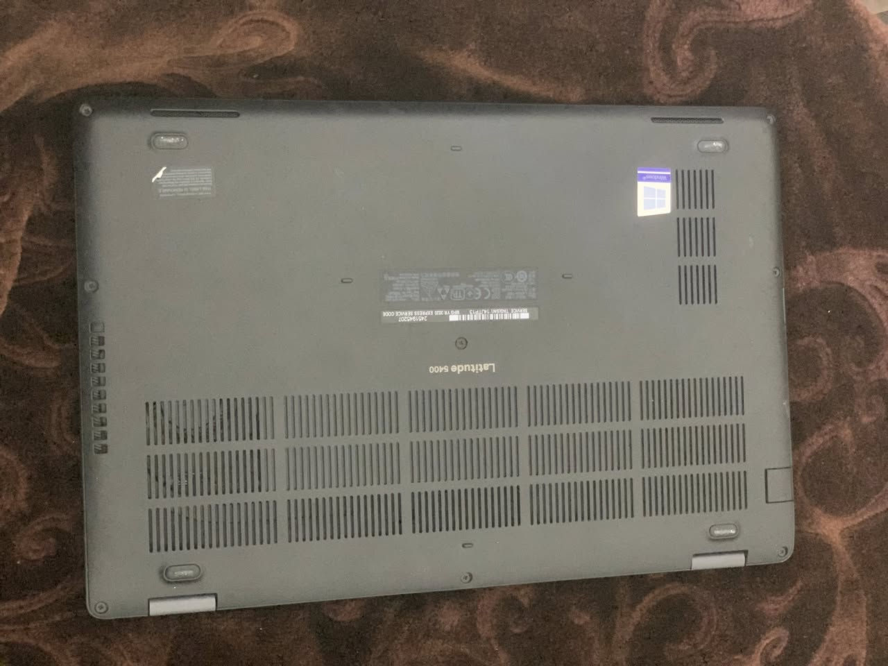 لابتوب Dell latitude 5400
‏
‏مناسب للدراسة والبحوث والمونتاج والتصميم 
 وكذلك قوي للالعاب 🔥 تعتمد عليه باي شي تحتاجة 
‏
‏المعالج / Core i5 8350U الجيل الثامن
‏كرت شاشة / Intel UHD 620 4GB 
‏الرام / 8GB DDR4 
‏الهارد / 256GB SSD M.2 
‏الشاشة / 14.1 inch FHD screen 
‏
‏البطارية جديدة 
‏
‏ملحقاته كاملة 
‏شاحنته الاصلية
‏حقيبة
‏
‏السعر ٣٠٠
‏
‏واتساب ***********
