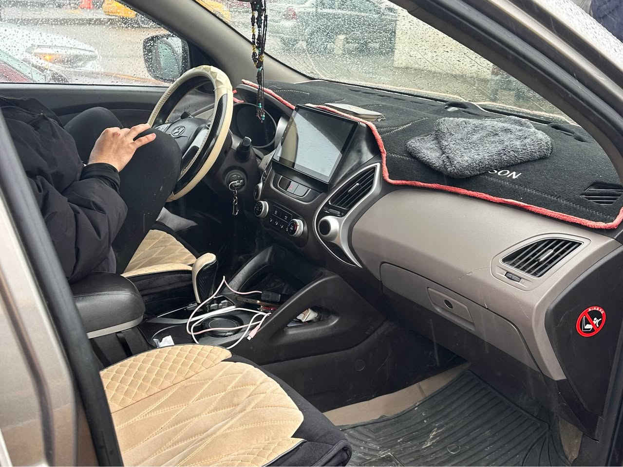 سياره توكسن. 
٢٠١٢

سياره نضيف مال بيت قطره صبغ مابيها. فول موصفات عده الفتحه بانوراما 
بطاقه بانزين و سنويه ب اسمي. 

شراي فقط يتواصل عل رقم
*********** كركوك, العراق
