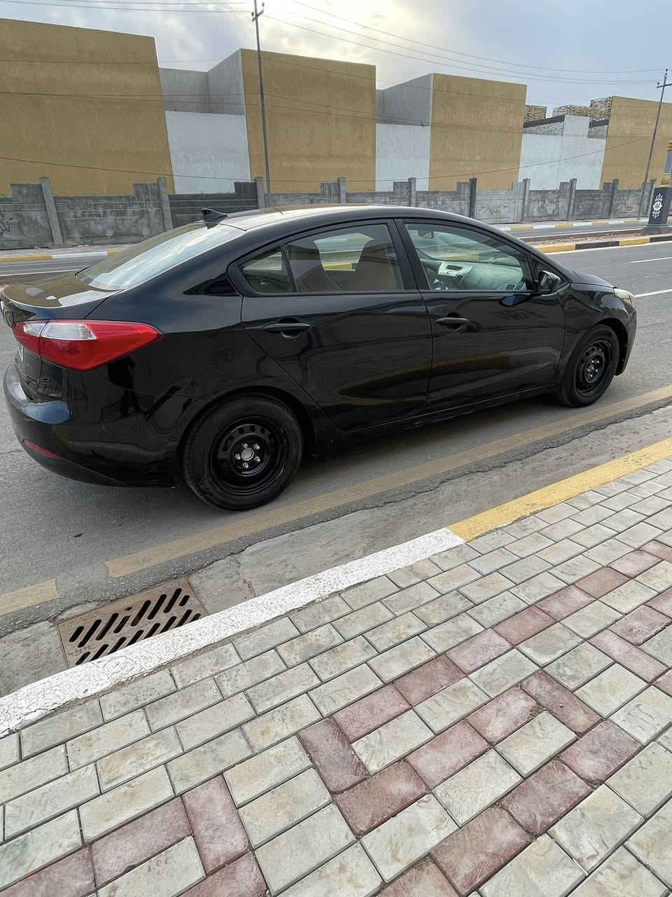 السلام عليكم كيا فورتي 2016 وارد امريكي للبيع السياره داخله للعراق فقط دعاميه اماميه  مكفوله من ضربه وتبديل بيه فقط صبغ قليل بلجاملغ موضوح بلسونار والباقي كله مكفول حداديه جديده تبريد تدفئه كهربائيات كلها جاهزه كير ومحرك كفاله مواصفات السياره نص فول مكينه 2.0دوش رقم كربلاء دولي تحويل مباشر   السعر 115 وبيها  مجال مكان السياره كربلاء المقدسة لاستفسار الاتصال على الرقم ***********
