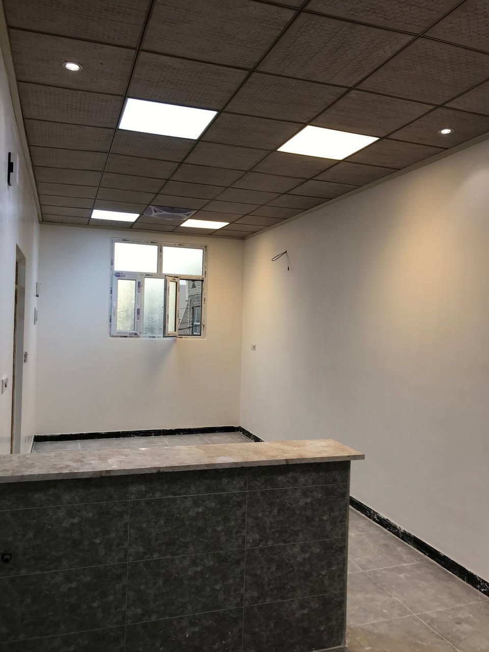 بيت للبيع في حي السلام قرب مدينة الالعاب 100متر طابقين معزولات (بيت + مشتمل الطابق الثاني بابه معزول) يعني بابين للشارع. *********** 
تفاصيل طابق الأول :
✅ غرفة 5*4
✅ صالة 
✅استقبال 
✅مطبخ 
✅حمام وتواليت ومكشوفة وسخان وماطور ماء 
⬅️ تفاصيل الطابق الثاني:(المشتمل) 
✅ صالة 
✅ مطبخ 
✅ غرفة 5*6
✅ حمام تواليت مكشوفة وسخان وماطور ماء
