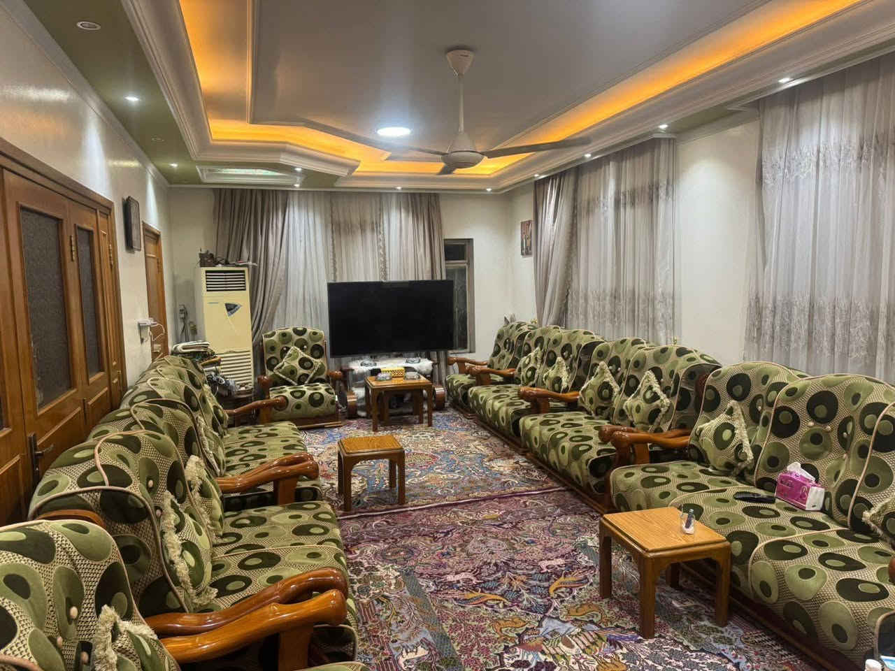 للبيع دار موقع سكني ممتاز البلديات محله 738  جهة مدرسة المقدام
يحتوي على ٤ غرف نوم وحدة منهن سويت ومطبخين حار بارد ومخزن و ٣ صحيات وصالة واستقبال وحديقة كبيرة جدا  وكراج يتسع ل 7 سيارات ويحتوي على مشتمل معزول                       المساحة 600 م واجهة 20 النزال 30                     صاحب العقار موجود فتح بيان مباشر ⬇️⬇️⬇️⬇️⬇️⬇️⬇️⬇️⬇️⬇️⬇️⬇️⬇️⬇️     للاستفسار والمشاهدة الاتصال على أرقم المكتب        ***********📞 *********** نستقبل جميع العروض
للبيع دار موقع سكني ممتاز البلديات محله 738  جهة مدرسة المقدام
