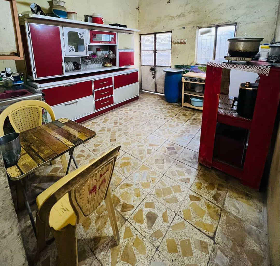 السلام عليكم بيتي البراكيه قرب معمل سمنت شارع السبيس المبلط ركن يحتوي ع غرف وصاله واستقبال ومطبخ  وصحيات ومكشوفه وسطح وغرفه بلسطح  100م رايدي ب20مليون بي مجال بسسيط الاتصال ع رقم ***********
