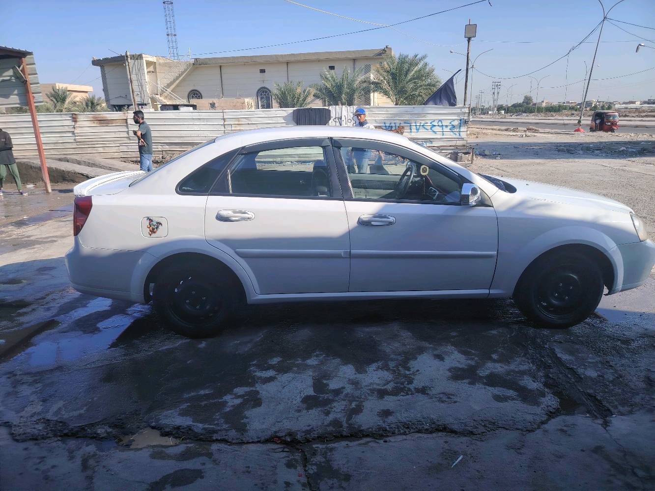 سيارة شيفروليه لون أبيض للبيع. بحالة جيدة ومتينة، مثالية للاستخدام اليومي. داخلية نظيفة ومفروشة بشكل مريح. تسع الباركات الأمامية والخلفية بالإضافة إلى مساحة تخزين واسعة في الصندوق. 

السعر قابل للتفاوض. للمعاينة أو للاستفسار، يرجى الاتصال عبر الرسائل.