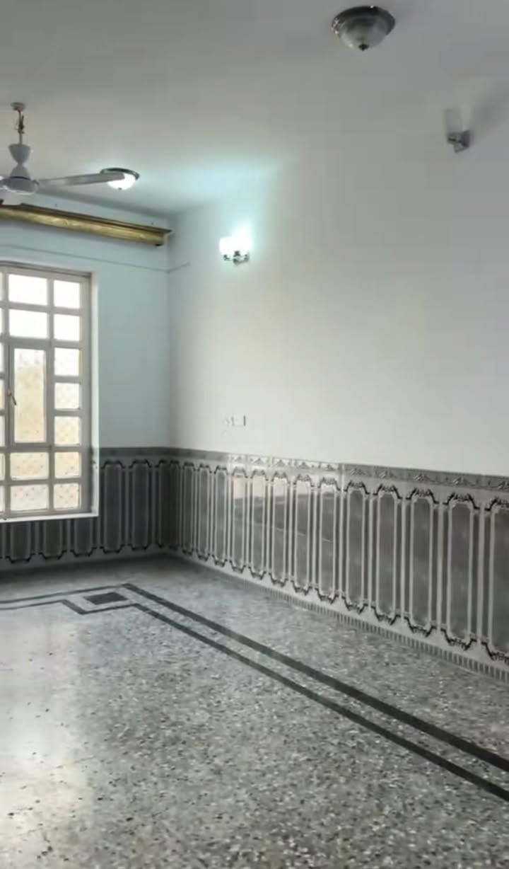 يوجد بيت للايجار في منطقه الشعله ١٣٠ متر طابقين ٣ غرف نوم استقبال ومطبخ وحمامات طابقين للتواصل خاص او واتساب ***********
