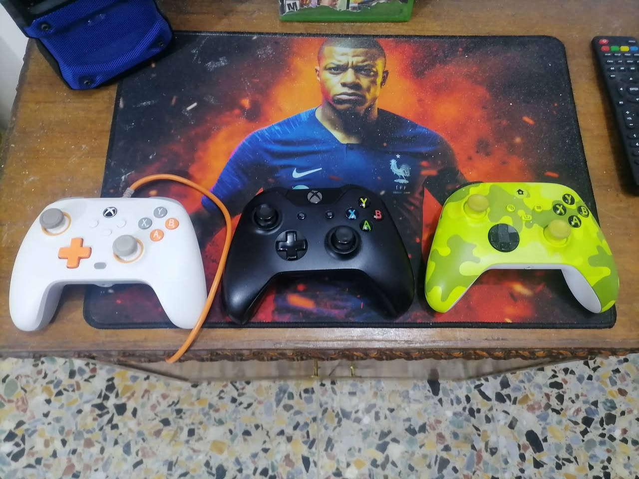 السلام عليكم اكسبوكس وان فات للبيع النضافه ٩٨٪ نضيف جدا ما مفتوح يحتوي على حساب بيه العاب مشتريهن و يحتوي على ٣ جوستكات الاصليه والكيم سير والثالثه للكمبيوتر العنوان بغداد الزعفرانية للاستفسار خاص او على الرقم ***********
