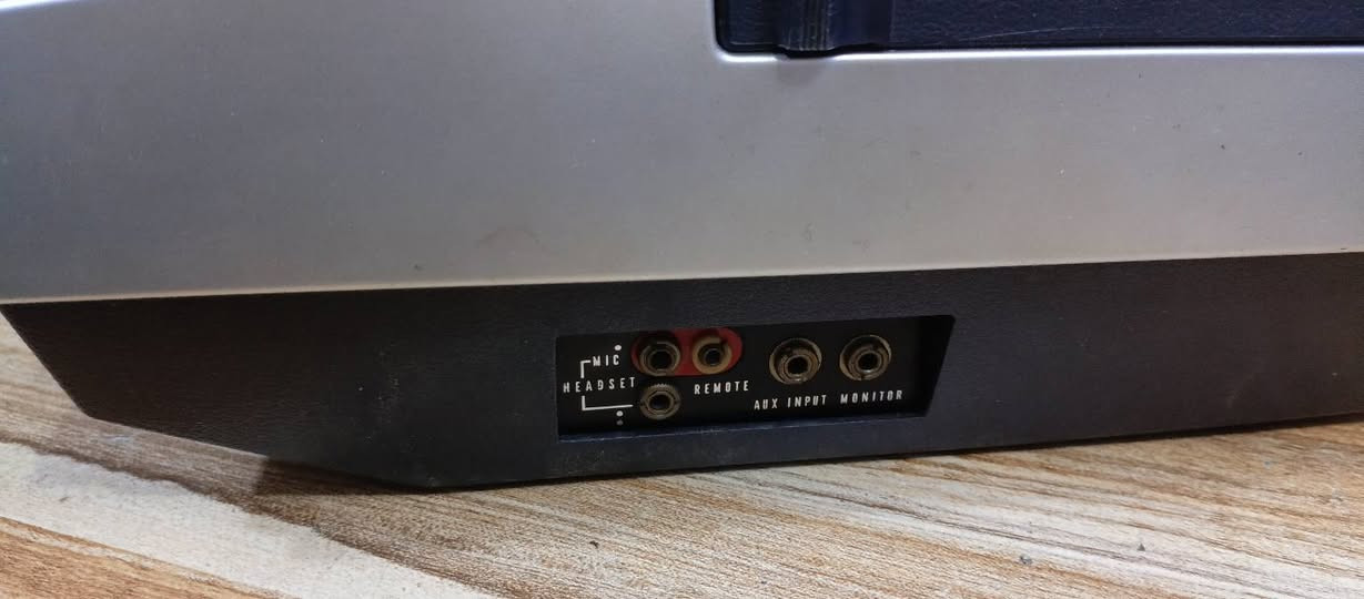 السلام عليكم..
مسجل تيب للبيع 
نوع سوني صناعة اليابان أصلي حجم خمسه أنج مع أشرطه عدد عشره أغلبها ريفي 
الجهاز بحاله جيده جدا يعمل بكافة وظائفه كما هو موضح بالصور والفيديو باستثناء التقديم ما يقدم 
يشتغل على الباتري عدد أربعه وكهرباء مباشر 
السعر بدون أشرطة ب٩٠ ألف دينار 
والأشرطة ب ٥٠ ألف دينار 
للأتصال ***********
