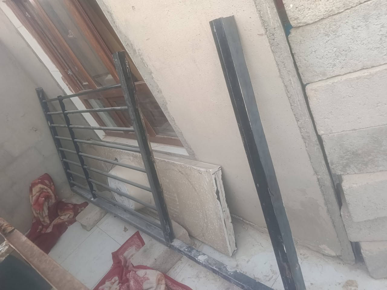 السلام عليكم 
باب قاصه مال صريفه الطول 240 العرض 90
باب نظيف كيلون قاصه و رمز السعر 130 
رقم الهاتف ***********
