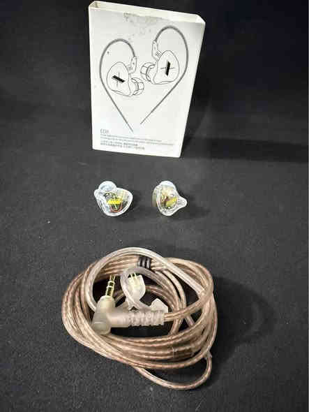 سماعات KZ EDX Pro مخصصة للألعاب 

- نوع السماعة: داخل الأذن، مع تصميم مريح (هوك للأذن) لارتداء ثابت ومريح

- المحرك الصوتي: مزودة بوحدة محرك ديناميكي واحد مقاس 10 ملم في كل سماعة، والذي يوفر صوت جهير (باس) قوي وتفاصيل صوتية غنية وواضحة

- كابل قابل للفصل: تأتي بكابل قياسي 0.75 ملم 2-Pin قابل للفصل، مما يتيح سهولة الاستبدال أو الترقية (مثل التحويل إلى سماعات لاسلكية باستخدام وحدة بلوتوث)

- عزل الضوضاء: يوفر التصميم داخل الأذن عزلًا سلبيًا فعالًا للضوضاء الخارجية (حوالي 26 ديسيبل عند ارتدائها بشكل صحيح)

السعر 15 ألف والتوصيل مجاني كل العراق 🚚

للحجز والاستفسار مراسلة الصفحة 

مراسلة او اتصال واتساب فقط *********** 📞 بغداد
