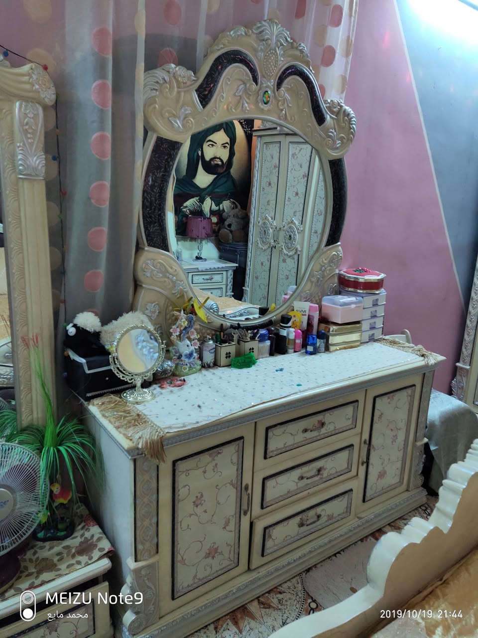 السلام عليكم غرفه النوم اللبيع نوع ماليزي نقش مصري نظافه 90 /100 السعر 500 وبيها مجال  الستفسار التصال على هاذ الرقم *********** يوجد واتساب
